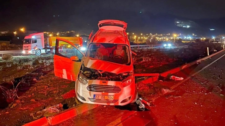 Gaziantep&rsquo;te hafif ticari ara&ccedil; ile tır &ccedil;arpıştı: Aynı aileden 4 kişi yaralandı