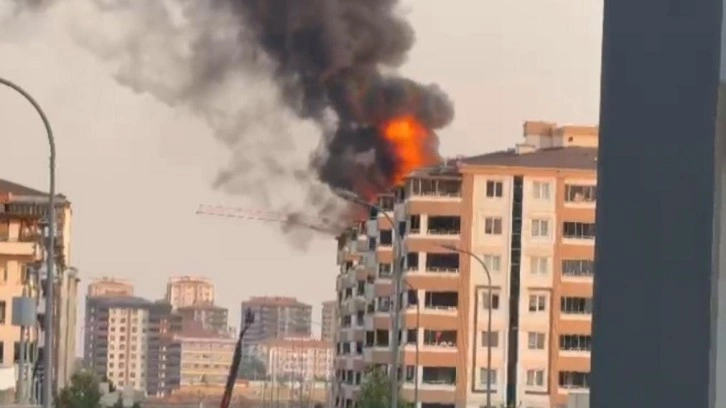 Gaziantep'te yedi katlı binanın çatısı alev alev yandı