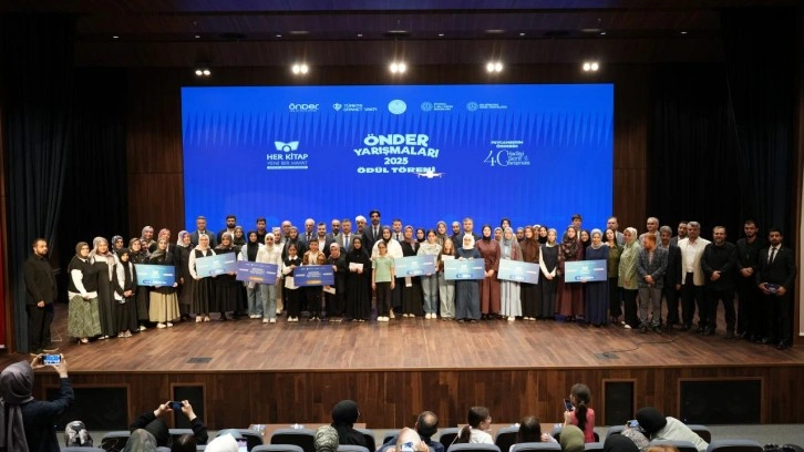 Gençler kitap okuyup hadis öğrenerek ödül aldı