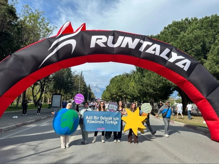 Gen&ccedil;ler Runtalya&rsquo;da &ldquo;K&ouml;m&uuml;rden Adil &Ccedil;ıkış&rdquo; Talebiyle Koştu