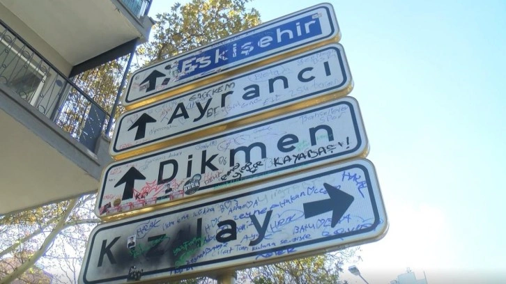 Gençlerin yeni akımı 'pes' dedirtti! Kızılay tabelası, 3. kez yenilendi