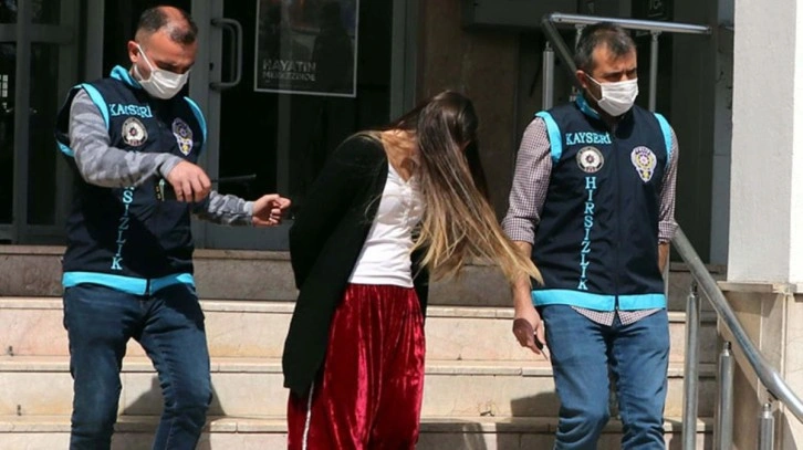 Girdiği evden 12 bin liralık ziynet eşyası &ccedil;alan hırsız, yakalanınca y&uuml;z&uuml;n&uuml; b&ouml;yle gizlemeye &ccedil;alıştı