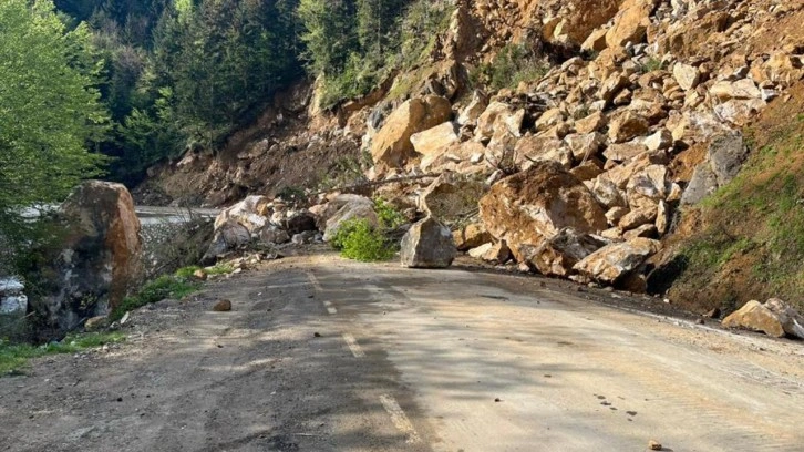 Giresun'da heyelan: Yol ulaşıma kapandı