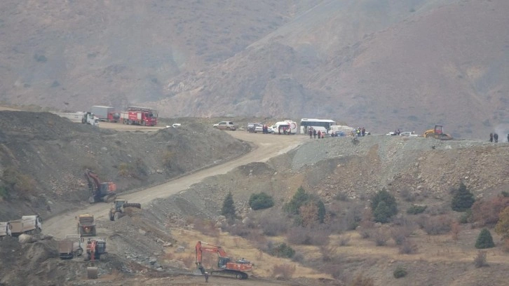 Göçük altında kalan müdür aranıyor