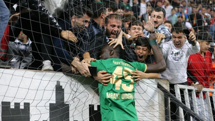 Gol kralı duble yaparak takımına 3 puanı getirdi