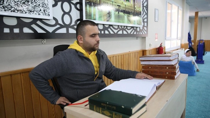Görme engelli hafız öğrencileri Kur'an-ı Kerim ile tanıştırıyor