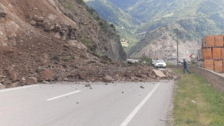 Gümüşhane’de heyelan! Yol ulaşıma kapandı