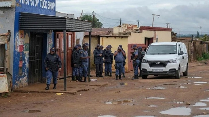 G&uuml;ney Afrika'da kan donduran vahşet! 12 cani kurşun yağdırdı: 9 &ouml;l&uuml;