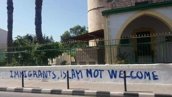 G&uuml;ney Kıbrıs'ta camiye &ccedil;irkin saldırı