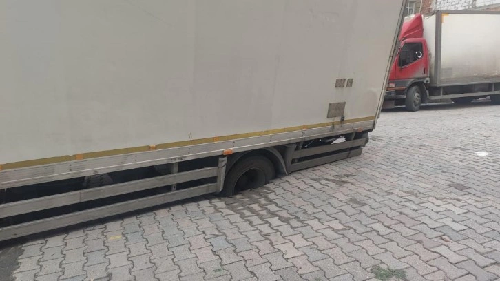 Güngören’de kamyon, çöken yolda oluşan çukura saplandı
