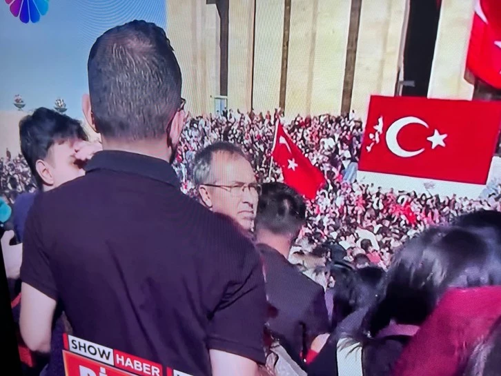 İbrahim GÖRÜNME Show Tv Anıtkabir Yayınında Kameralara Yansıyan Görüntüsü