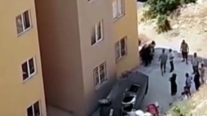 Hafif ticari araç sitenin bahçesine düştü