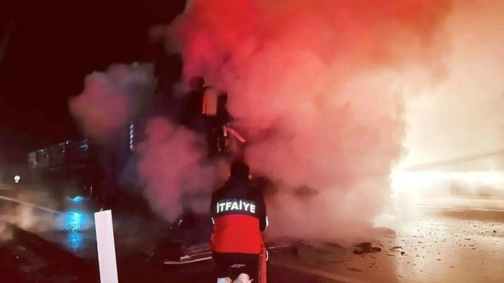 Hareket halindeki tır alev topuna döndü