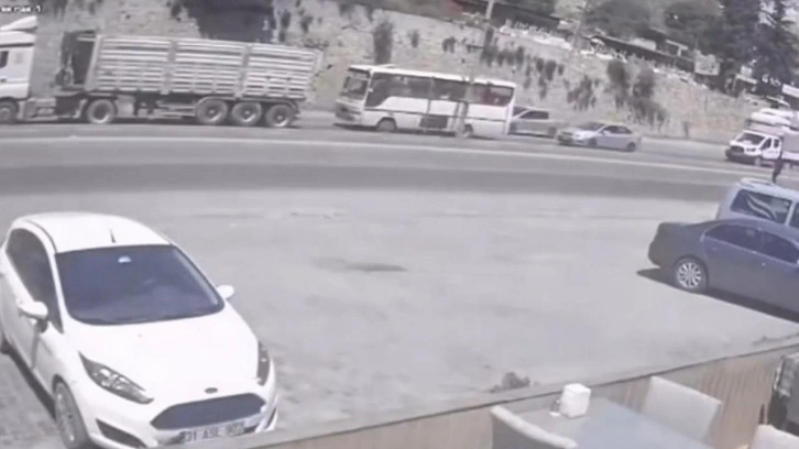 Hatay’da minibüs tıra arkadan çarptı: 2 yaralı