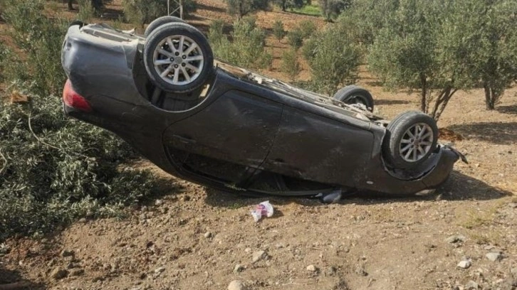 Hatay’da zeytin bahçesine uçan otomobildeki 3 kişi yaralandı