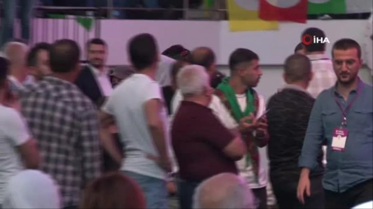 HDP kongresinde ter&ouml;rist başının posterini a&ccedil;maya &ccedil;alıştılar
