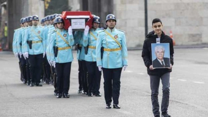 Hem vekil hem senat&ouml;rd&uuml;... CHP'li S&ouml;nmez'e TBMM'de son veda