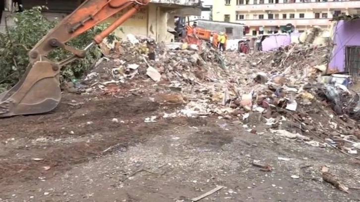 Hindistan'da bina çöktü: 17 ölü