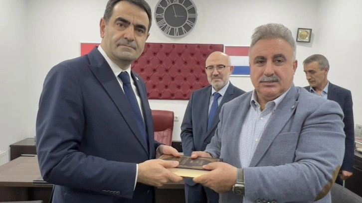 Hollanda&rsquo;da ırk&ccedil;ı PEGIDA hareketi liderinin yırttığı Kur&rsquo;an-ı Kerim teslim alındı