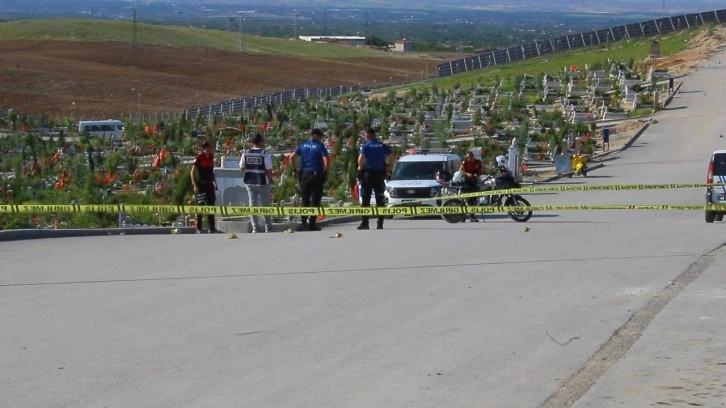 Husumetli akrabalar arasında mezarlıkta silahlı kavga