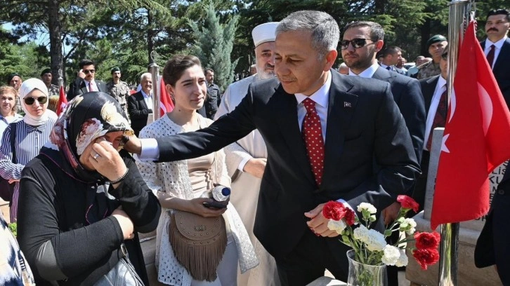İ&ccedil;işleri Bakanı Yerlikaya, 15 Temmuz Şehitliği'ndeki anma programına katıldı