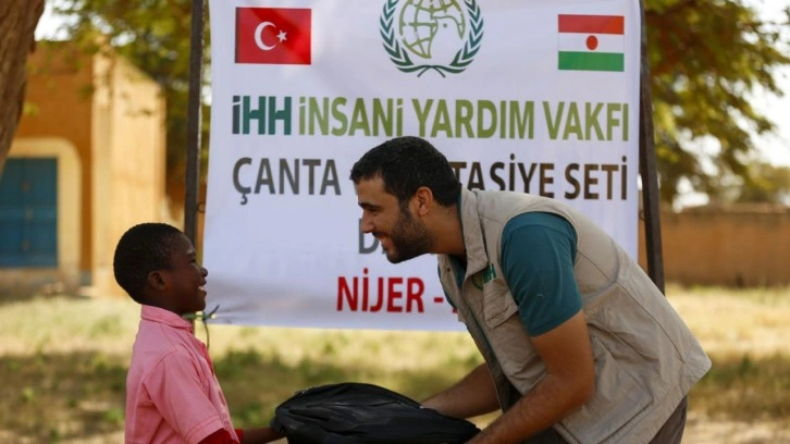 İHH'den "Bir Kırtasiye Bin Mutluluk" projesiyle öğrencilere kırtasiye malzemesi deste