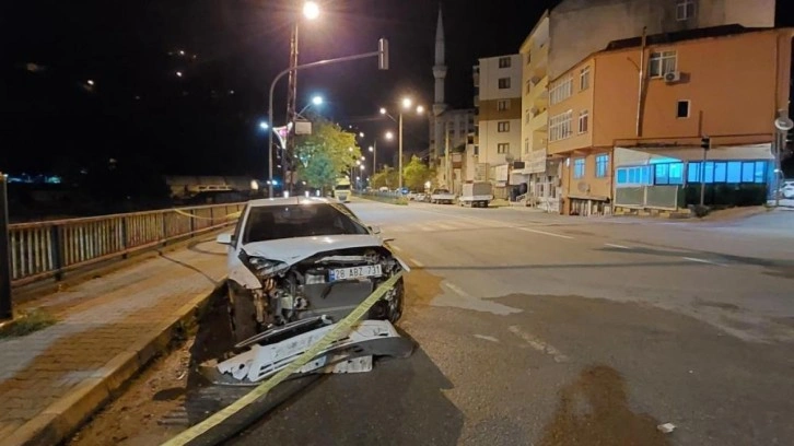 İki araç kafa kafaya çarpıştı: 2 ölü, 3 yaralı