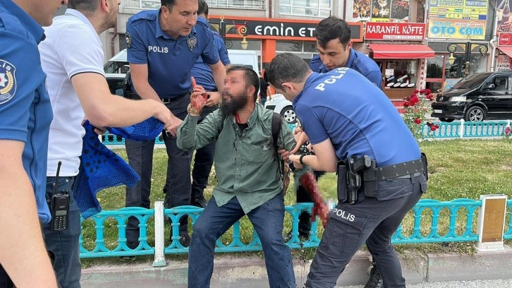 İki &ccedil;ocuğunu dilendiren baba, polise bı&ccedil;ak &ccedil;ekti, ardından kendini yaraladı