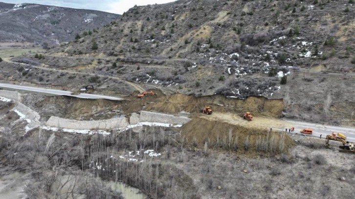 İki il arasındaki kara yolu ulaşıma kapanmıştı: Bölgede çalışmalar sürüyor!