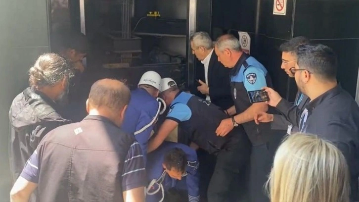 İlhan Şeşen’in cenazesi asansörde mahsur kaldı