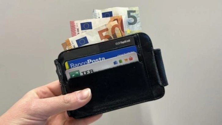 İlk iş g&uuml;n&uuml;nde iş arkadaşlarını soydu, kovuldu