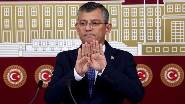 İmamoğlu'nun a&ccedil;ık &ccedil;ağrısından sonra &Ouml;zg&uuml;r &Ouml;zel'den a&ccedil;ıklama