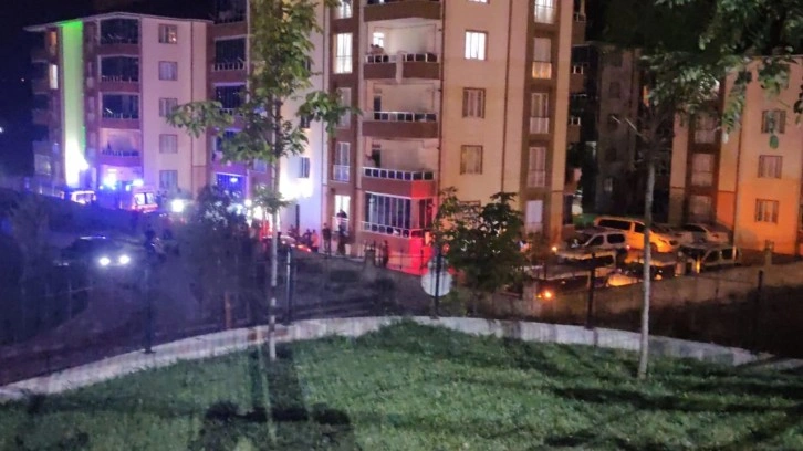 İneg&ouml;l'de g&uuml;r&uuml;lt&uuml; nedeniyle komşular birbirine girdi: 2'si ağır 3 yaralı