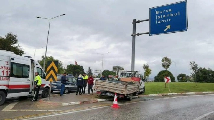 İneg&ouml;l'de kamyonet direğe &ccedil;arptı: 2 yaralı!