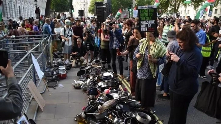 İngiltere'de tencere ve tavalarla İsrail protestosu