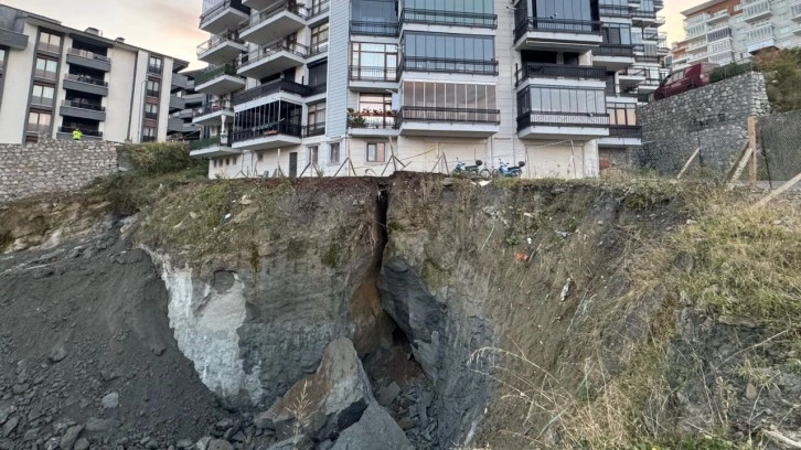 İnşaat alanında göçük: Yan apartman tahliye edildi