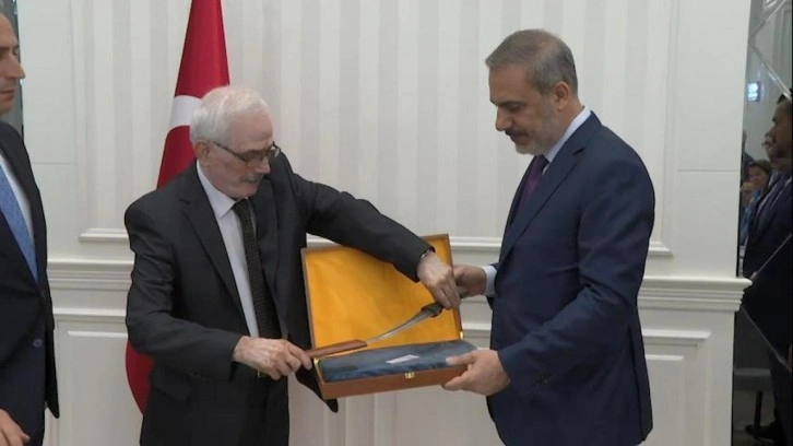 Irak&rsquo;ta Bakan Fidan&rsquo;a 120 yıllık Osmanlı kaması hediye edildi