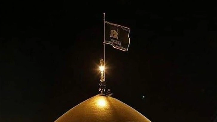 İran, İsrail'e savaş mı ilan etti! Razavi T&uuml;rbesi'ne 'kara sancak' &ccedil;ekildi!