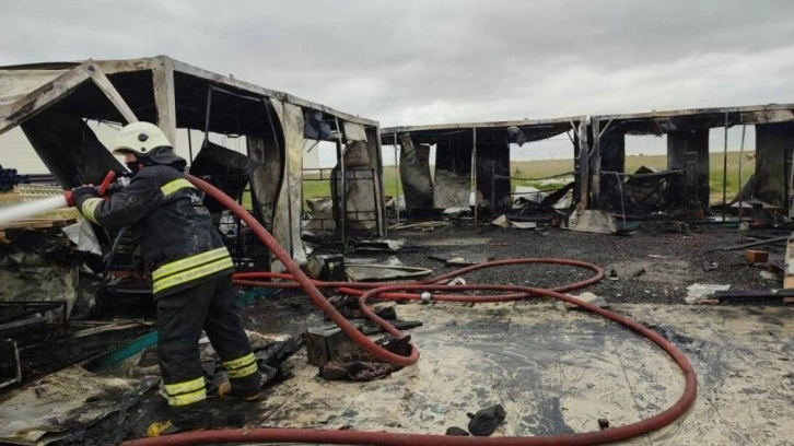 İş&ccedil;ilerin kaldığı konteyner evler alev alev yandı