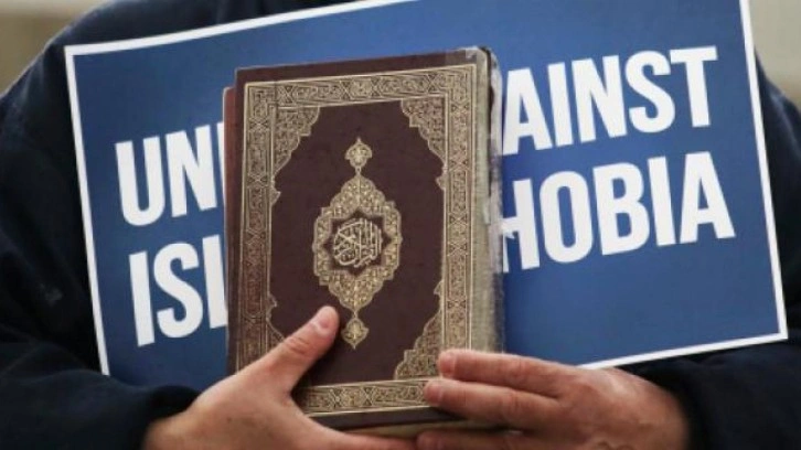 İslam d&uuml;şmanları yine sahnede! Stockholm&rsquo;de hadsizlik diz boyu: Camide al&ccedil;ak provokasyon!