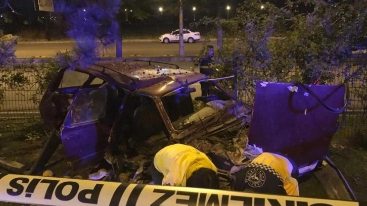 Isparta'da ref&uuml;je &ccedil;arpan otomobildeki 1 kişi &ouml;ld&uuml;, 2 kişi yaralandı