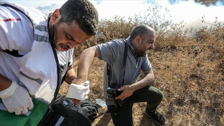 İsrail askerleri g&ouml;steriye m&uuml;dahalede AA foto muhabirini de yaraladı