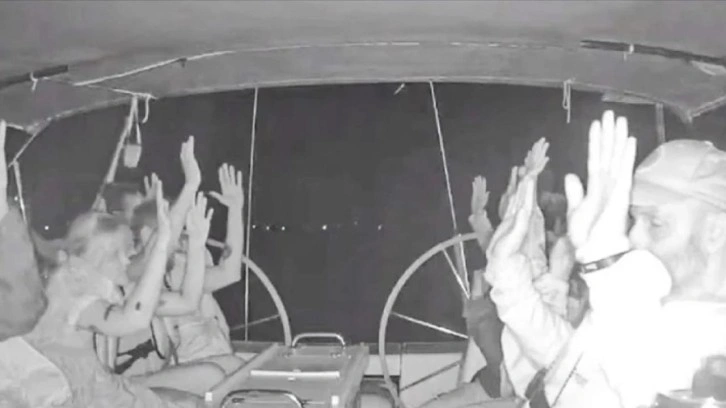 İsrail'den Sumud aktivistine işkence: Yerde sürüklendi, zorla İsrail bayrağı öptürüldü!