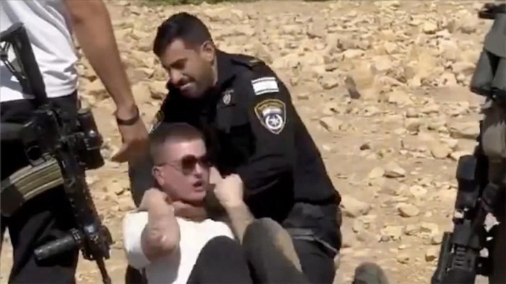 İsrail polisi, Filistin'de toprak gasbına karşı çıkan İsrailli aktivisti dövdü