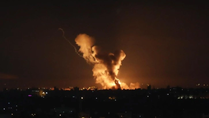 İsrail savaş u&ccedil;akları camiyi bombaladı