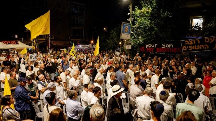 İsrailliler, ateşkes talebiyle Netanyahu'nun evinin önünde toplandı