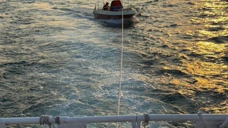 İstanbul Boğazı'nda sürüklenen tekne ve içindekiler kurtarıldı
