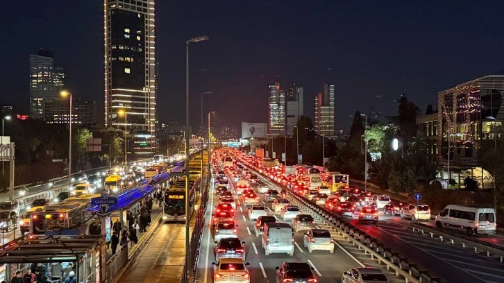 İstanbul'da akşam manzarası: Yoğunluk yüzde 83'e çıktı!
