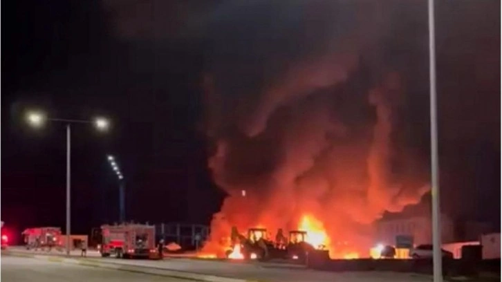 İstanbul'da büyük yangın! Tankerler ve kamyonlar kül oldu