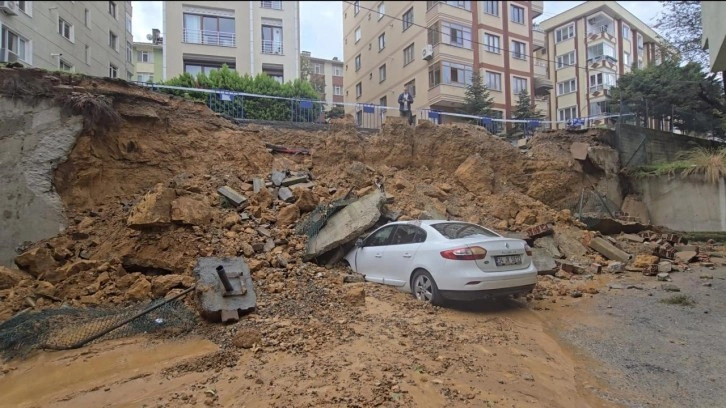 İstanbul’da yağış bilançosu: Maltepe'de duvar, Şişli’de yol, Beşiktaş'ta merdiven çöktü